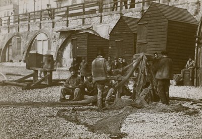 Fiskere avbildet med garnene sine på stranden i Brighton av English Photographer