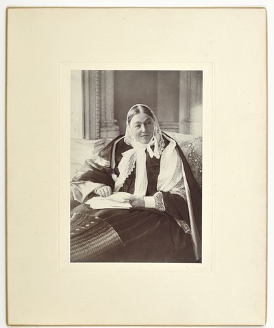 Florence Nightingale, sittende på en sofa i det blå rommet på Claydon House, 1891 av English Photographer