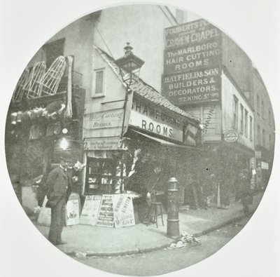 Fouberts Place, Westminster LB: ved Kingly Street, 1890 av English Photographer