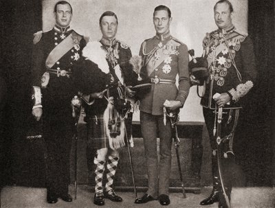 Fire av de fem sønnene til kong George V, fra venstre til høyre, prins George, hertug av Kent, kong Edward VIII, senere hertug av Windsor, prins Albert, hertug av York, senere kong George VI, prins Henry, hertug av English Photographer