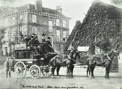 Garratt Lane: The Old Vestry Hall, 1887 av English Photographer