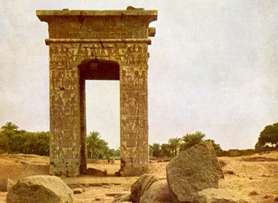 Porten til Ptolemaios II ved Karnak. av English Photographer