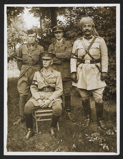 General Sir James Willcocks og hans personlige stab i hagen ved hans hovedkvarter [Merville, Frankrike]. 31. juli 1915 (gelatinsølvtrykk) av English Photographer