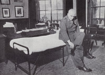 General Sir Edmund Ironside, sjef for den keiserlige generalstaben, på kontoret hans på krigskontoret, hvor han ofte sov under andre verdenskrig, 1939-1940 av English Photographer