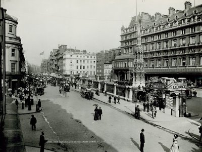 Generell utsikt langs Strand med Charing Cross Station av English Photographer