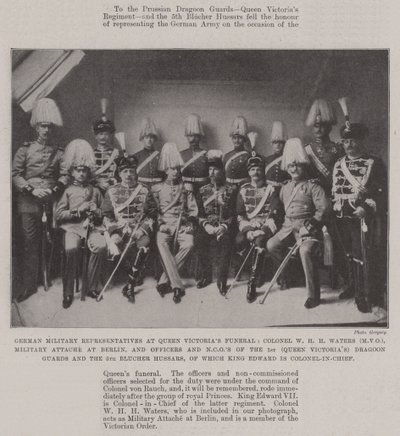 Tyske militære representanter ved dronning Victorias begravelse, oberst W H H Waters (MVO), militærattache i Berlin, og offiserer og underoffiserer for den første (dronning Victorias) dragonvakter og den femte Bluche av English Photographer