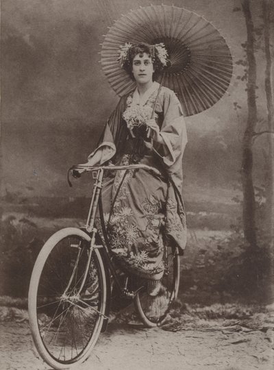 Jente på sykkel, kledd på japansk mote av English Photographer