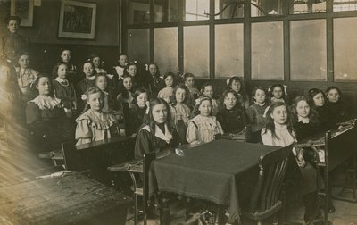 Jenter sitter i et klasserom av English Photographer