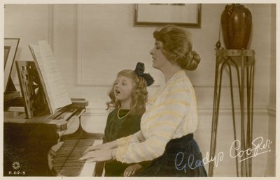Gladys Cooper og jente ved piano av English Photographer