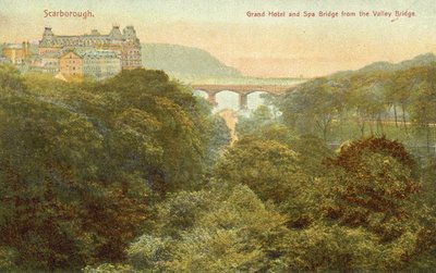 Grand Hotel and bridge, Scarborough (fargebilde) av English Photographer