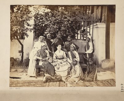 Gruppe av elskerinne og elever ved Government Normal School, Bombay av English Photographer