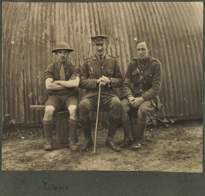 Gruppe på tre soldater utenfor en Nissan-hytte, ca. 1914-18 av English Photographer