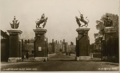 Hampton Court Palace Trophy Gates av English Photographer