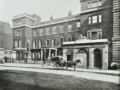 Hansom drosje utenfor krigskontoret Pall Mall, Willis Collection, 1890 av English Photographer