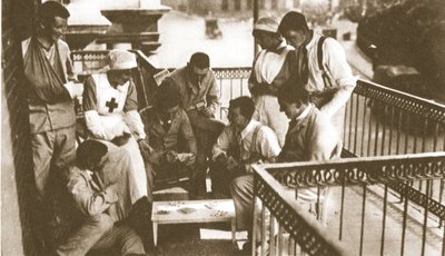 Glad, lykkelig såret mann! Menn som har gjort sitt for å nyte heltetilbedelse, fra The Illustrated War News, 21. juni 1916 (sepia-bilde) av English Photographer