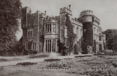 Hawarden Castle, hjemmet til den engelske politikeren og statsministeren William Gladstone, Hawarden, Flintshire, Wales (s/hv-bilde) av English Photographer