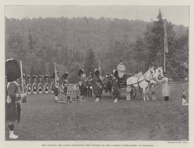 Hennes Majestet Dronningen presenterer nye farger til Cameron Highlanders på Balmoral av English Photographer