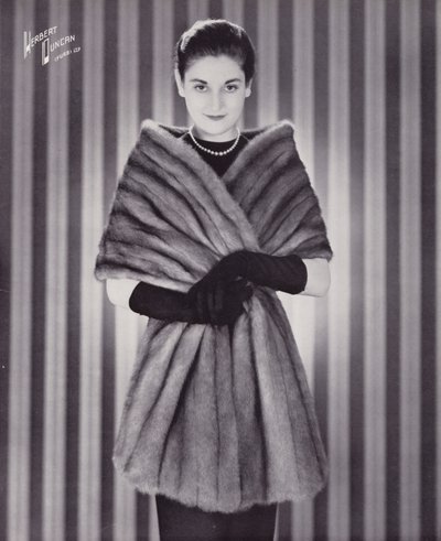 Herbert Duncan Furs: Royal Pastel Mink (s/hv-bilde) av English Photographer