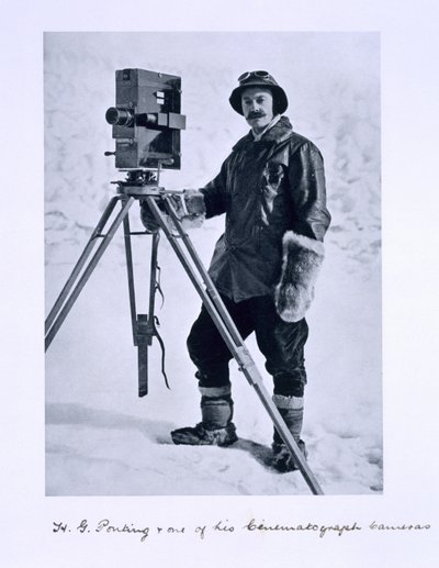 Herbert Ponting (1870-1935) med et kinematografisk kamera på Terra Nova-ekspedisjonen (1910-13) til Sydpolen ledet av kaptein Scott, 1910-12 av English Photographer