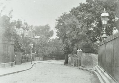 Highgate Archway: østlig tilnærming med gammel lampe festet til rekkverk, 1896 av English Photographer