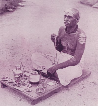 Hinduprest ved hans andakter av English Photographer
