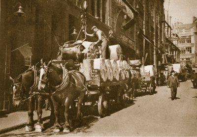 Heising av avisen inn på aviskontoret (sepia-bilde) av English Photographer