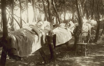 Humleplukkere sover i hengekøyer på en gård i Kent (s/hv-bilde) av English Photographer