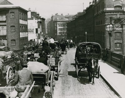 Hestevogner som passerer over Southwark Bridge av English Photographer