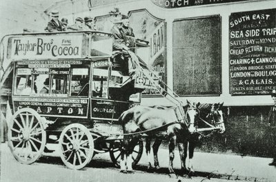Hestetrukket omnibus med passasjerer, 1899 av English Photographer