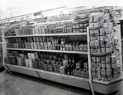 Husholdningsutstyr midtgang, Woolworths store, 1956 av English Photographer