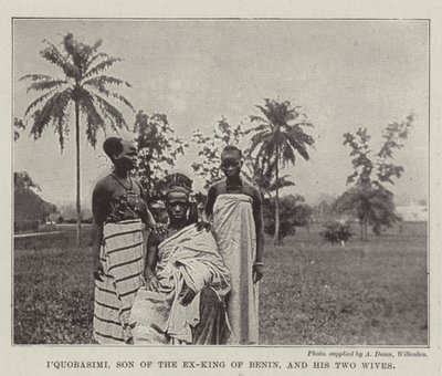 IQuobasimi, sønn av eks-kongen av Benin, og hans to koner av English Photographer
