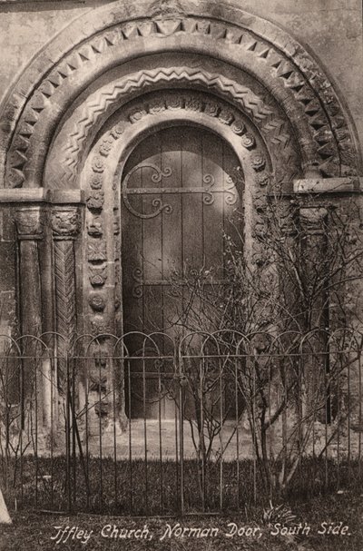 Iffley Church, Norman Door, South Side (s/hvitt bilde) av English Photographer