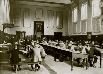 I en stor offentlig skole: Cheltenham (s/hv-bilde) av English Photographer