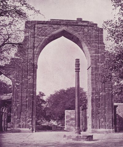 Iron Pillar and Great Arch, Delhi av English Photographer