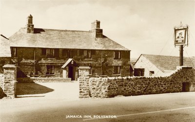 Jamaica Inn, Bolventor, Cornwall, kjent for å være assosiert med kornisk smugling og feiret i boken med samme navn av Daphne Du Maurier (s/hv-bilde) av English Photographer