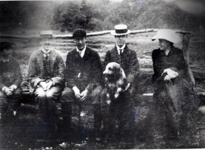 James og Lytton Strachey med Thoby, Adrian og Virginia Stephen i Fritham, Hampshire, 1901 av English Photographer