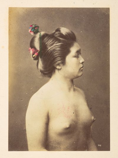 [Japansk] Jenter som bader, Halvlengde høyre profilportrett av en naken ung kvinne,  Fotograf: Ukjent  Lucas Collection: Fotografisk oversikt over verdensturneen til Charles James og Morton P, Lucas av English Photographer