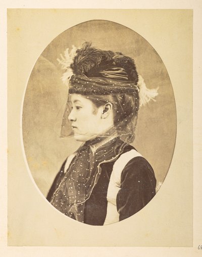 Japansk kvinne i europeisk kjole, Ovalt bilde; hode-og-skuldre venstre profilportrett av en ung japansk kvinne i europeisk kjole, med hatt og slør,     Fotograf: Ukjent  Lucas Collection: Fotografisk oversikt over verdensturneen til Charles James og av English Photographer