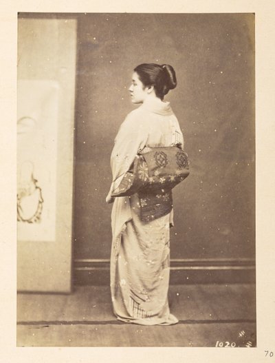 Japansk kvinne i tradisjonell kjole, Fotograf: Ukjent  Lucas Collection: Fotografisk oversikt over verdensturneen til Charles James og Morton P, Lucas av English Photographer