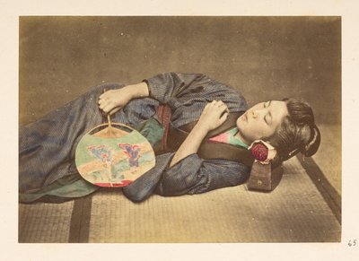 Japansk kvinne sover, Tre fjerdedels lengde studioportrett av en ung japansk kvinne som sover, holder en vifte i høyre hånd og med hodet hvilende på en trepute,   Fotograf: Ukjent  Lucas Collection: Fotografisk oversikt over verden t av English Photographer