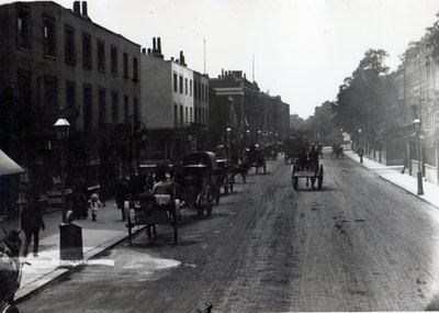 Kensington High Street, London av English Photographer