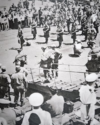 Kiltepipere spiller i land fra 1. bataljon Argyll og Sutherland Highlanders fra HMS Ceylon ved Pusan, 29. august 1950 (s/hvitt-bilde) av English Photographer
