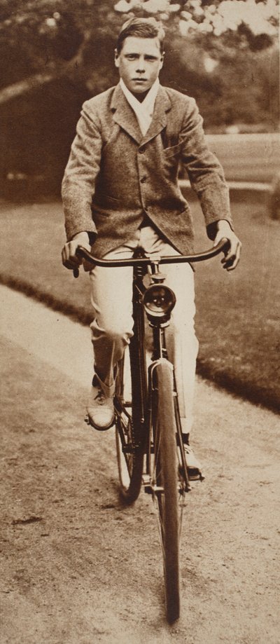 Kong Edward VIII sykler i 1911 av English Photographer