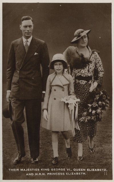 Kong George VI, dronning Mary og deres eldste datter, prinsesse Elizabeth (s/hv-bilde) av English Photographer