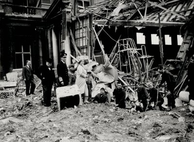 Kong George VI og dronning Elizabeth, sammen med Winston Churchill, kartla bombeskader, antagelig til Buckingham Palace (s/hv-bilde) av English Photographer