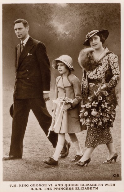Kong George VI og dronning Elizabeth med datteren prinsesse Elizabeth (senere dronning Elizabeth II) (s/hv-bilde) av English Photographer