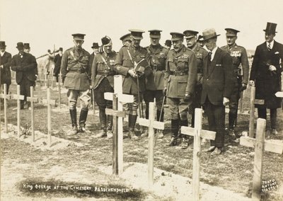 Kong George V på kirkegården, Passchendaele av English Photographer