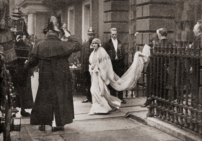 Lady Elizabeth Bowes Lyon på vei til bryllupet sitt 26. april 1923, til H.R.H. Hertugen av York, senere kong George VI, fra The Story of Twenty Five Years , utgitt 1935 av English Photographer