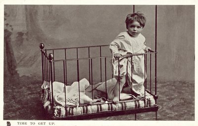 Liten gutt i en barneseng (s/hvitt bilde) av English Photographer
