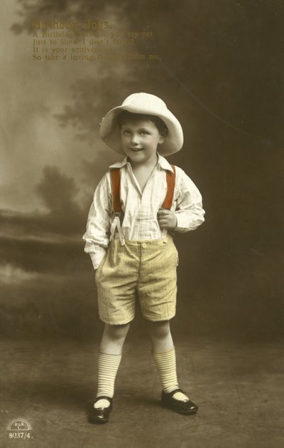Liten gutt i røde seler (farge litho) av English Photographer